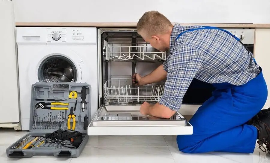 Akyazı Gorenje servisi teknisyen ekibi beyaz eşya tamiri yaparken